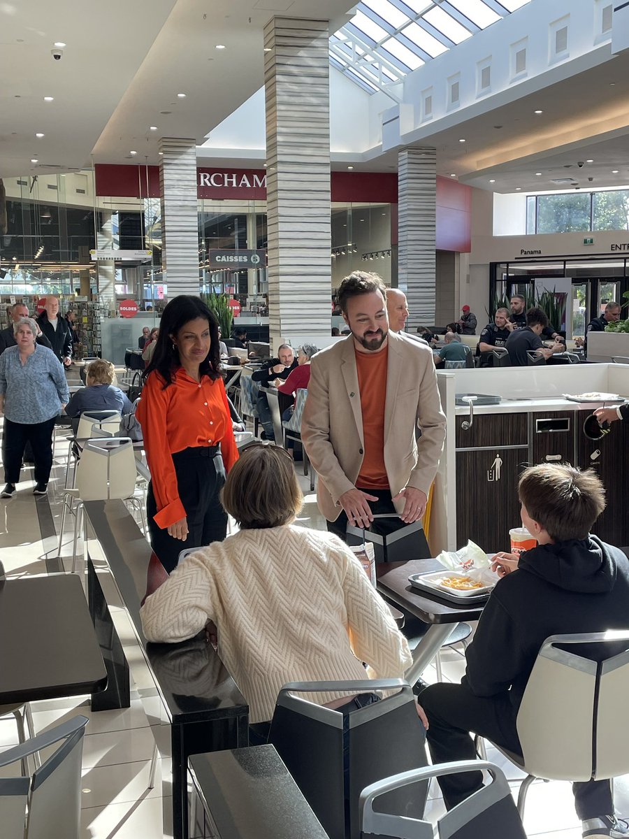 matgrat's tweet photo. Quelle belle journée avec @DomAnglade  à discuter avec les citoyens de Laporte. Au @LiberalQuebec on rassemble et on respecte les droits et libertés de TOUS les Québécois. #polqc2022 #polqc https://t.co/eRjx3AYOd4