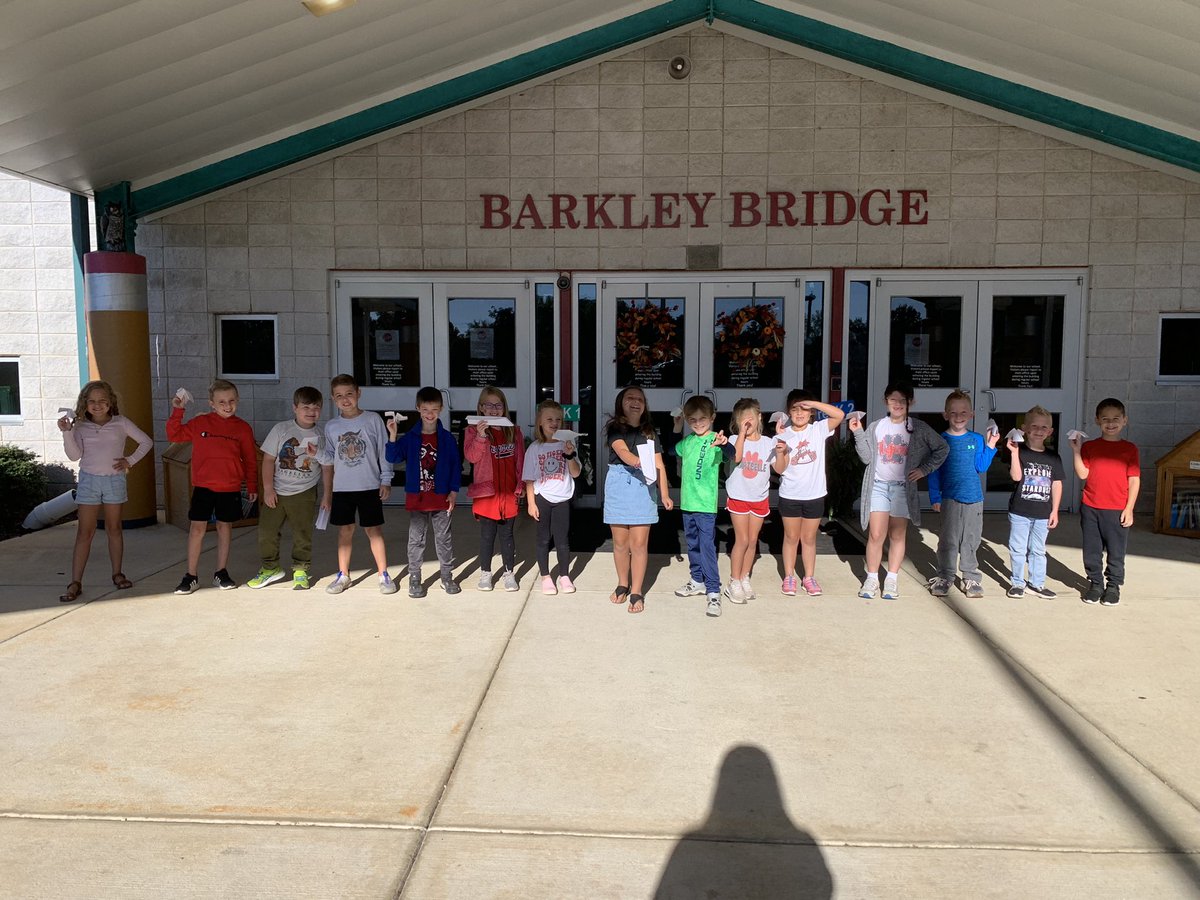 katieannerton's tweet image. Give your students an opportunity to make a connection to their new phonics skill - today we made paper airplanes and connected that to our suffix -ed lesson — crashed, landed, flipped, stopped, glided etc. great convos happening at @barkleybridge