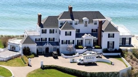🍀 ¦ According to a report, Taylor Swift sold her mansion in Rhode Island for $17.6 Million!