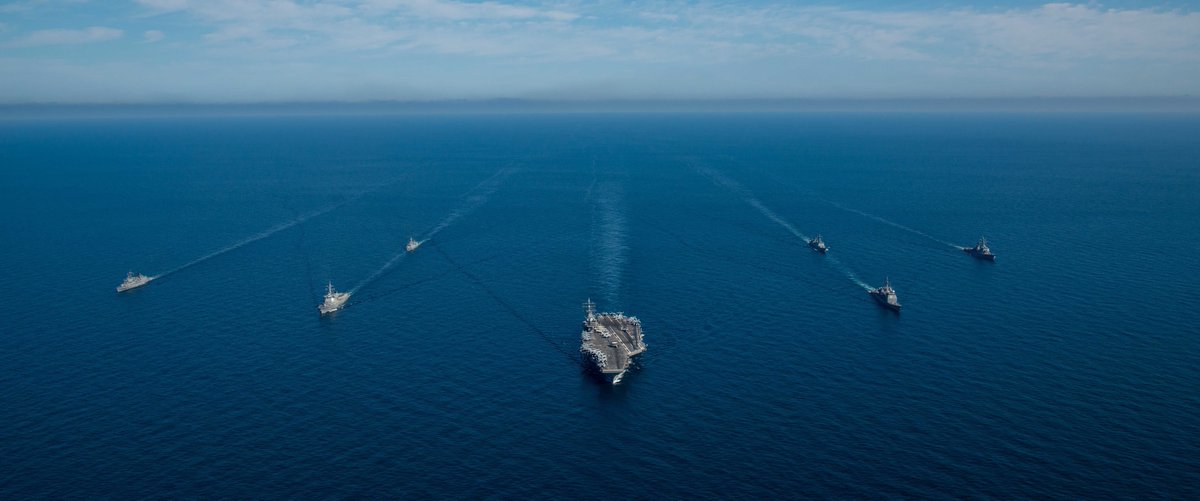 There's always time for a quick photos for #NavyPartners! 📸 

Ships assigned to the #USSRonaldReagan Carrier Strike Group and ships assigned to the Republic of Korea navy steam in formation.

#AForcetoBeReckonedWith 

📸 by Mass Communication Specialist 3rd Class Gray Gibson