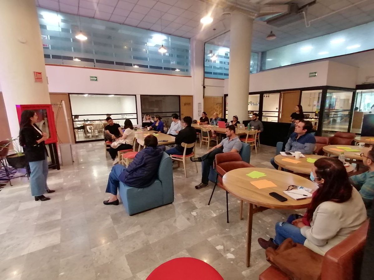 redi_jalisco's tweet photo. ¡Hoy estamos presentes en #REDiAMG en #DiseñoDeFuturos!
Anatalia Trujillo nos enseña a realizar prospectiva estratégica y la creación de escenarios futuros para los negocios https://t.co/hTe7psIojd