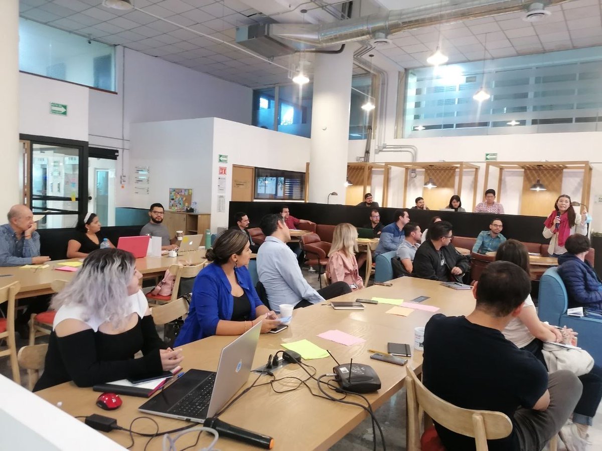 redi_jalisco's tweet photo. ¡Hoy estamos presentes en #REDiAMG en #DiseñoDeFuturos!
Anatalia Trujillo nos enseña a realizar prospectiva estratégica y la creación de escenarios futuros para los negocios https://t.co/hTe7psIojd