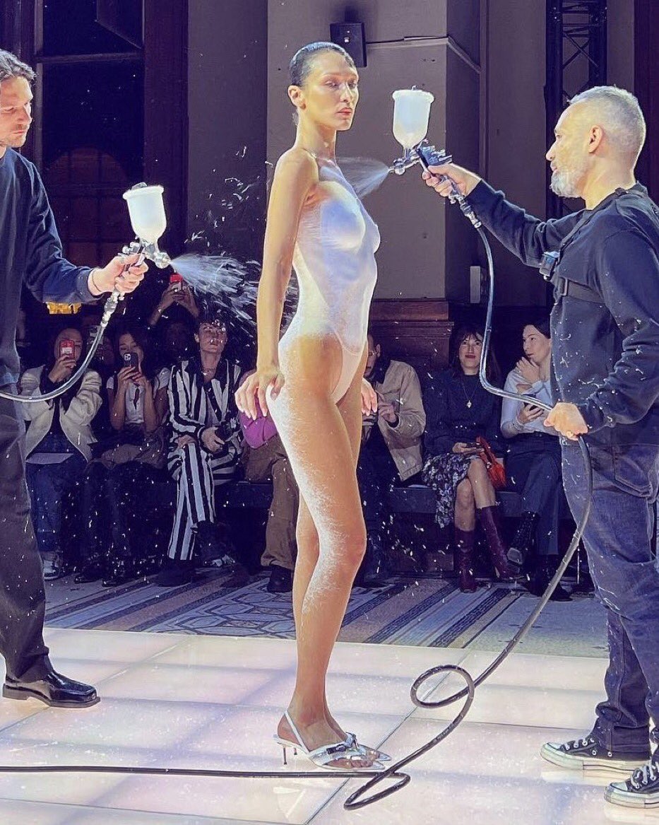 iss3ymistak3's tweet photo. coperni ss 2023 / alexander mcqueen ss 1999 https://t.co/MGebhmAsGu