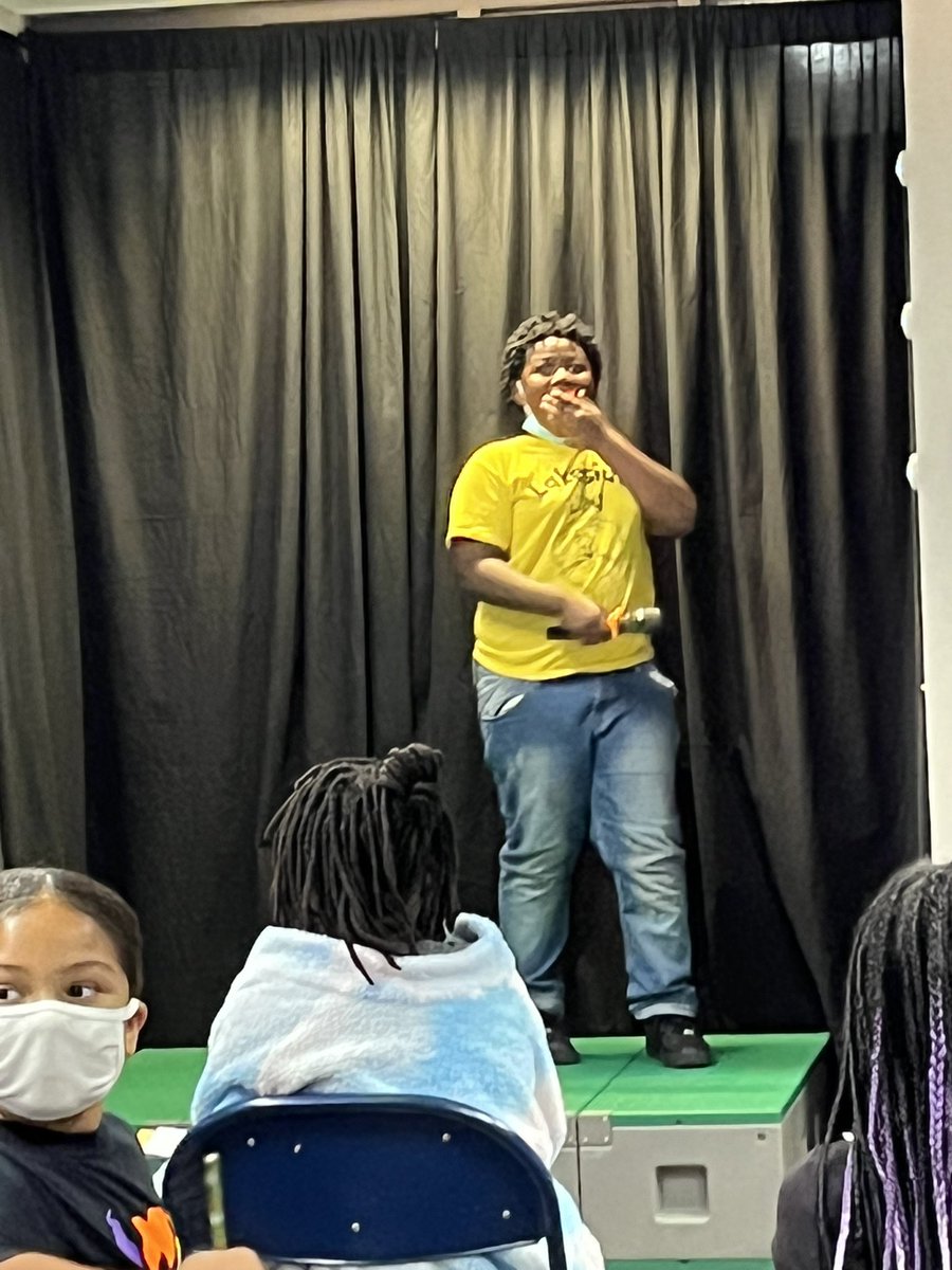 Karaoke at the Lakeside CORE Carnival for the win!!! <a href="/Lakeside_Lions/">Lakeside Elementary</a> #WarrenWill