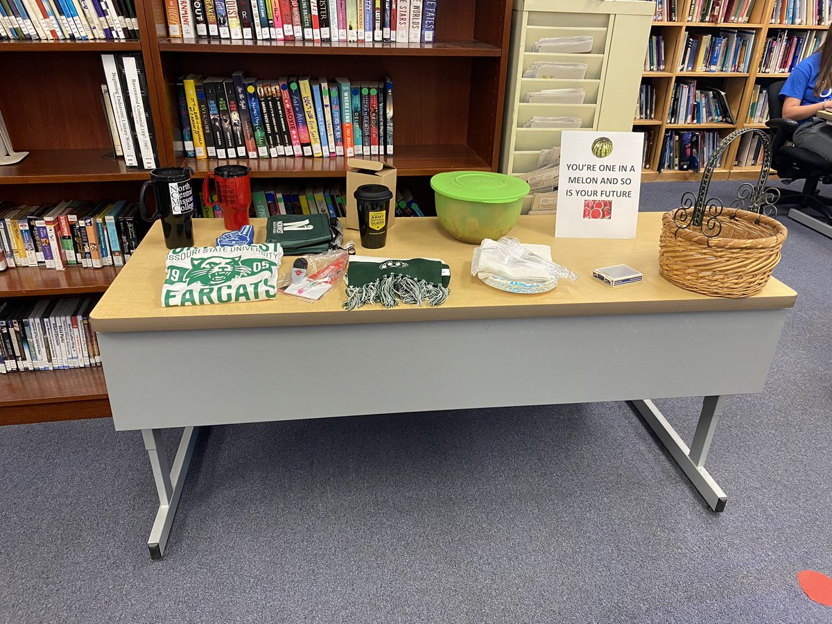 nen_trickel's tweet image. You’re one in a melon and so is your future! Mrs. Groomer and I hosted our first Junior and Senior Seminar to prep for the upcoming college fair and do a few giveaways! #rooted @rootEdAlliance