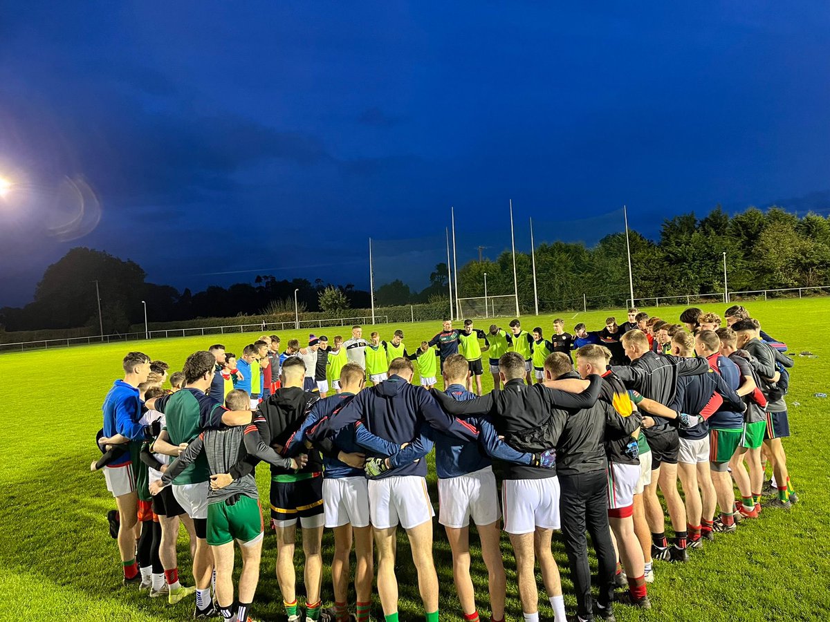 A special evening as our magnificent senior and under 15 panels finalised preparations for the massive challenges ahead. Our seniors took time out before their session to chat to the chaps, this is what club is all about. Sunday can’t come quick enough, Cnoc Arda Abú 🔴👊🟢