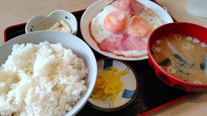 サウナセンターきてひとっぷろ浴びてからのハムエッグ定食、うまい 