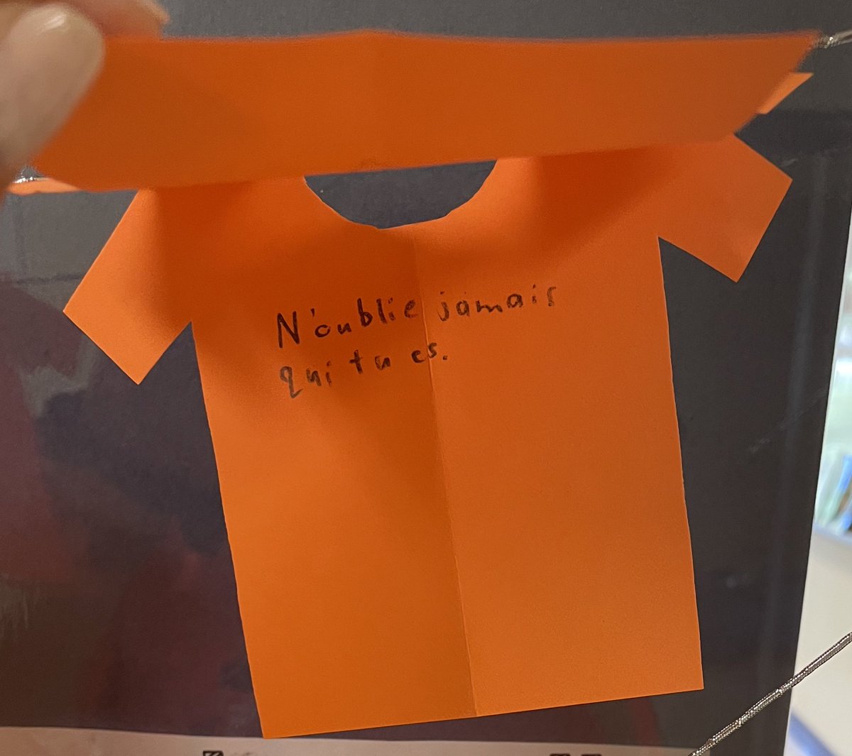 Aujourd’hui dans la #CAA nous avons lu « Je ne suis pas un numéro » et nous avons fait des chandails orange en papier avec un petit message pour rendre hommage aux enfants disparus et aux survivants des pensionnats, leurs familles et leurs communautés. #jourdelaréconciliation