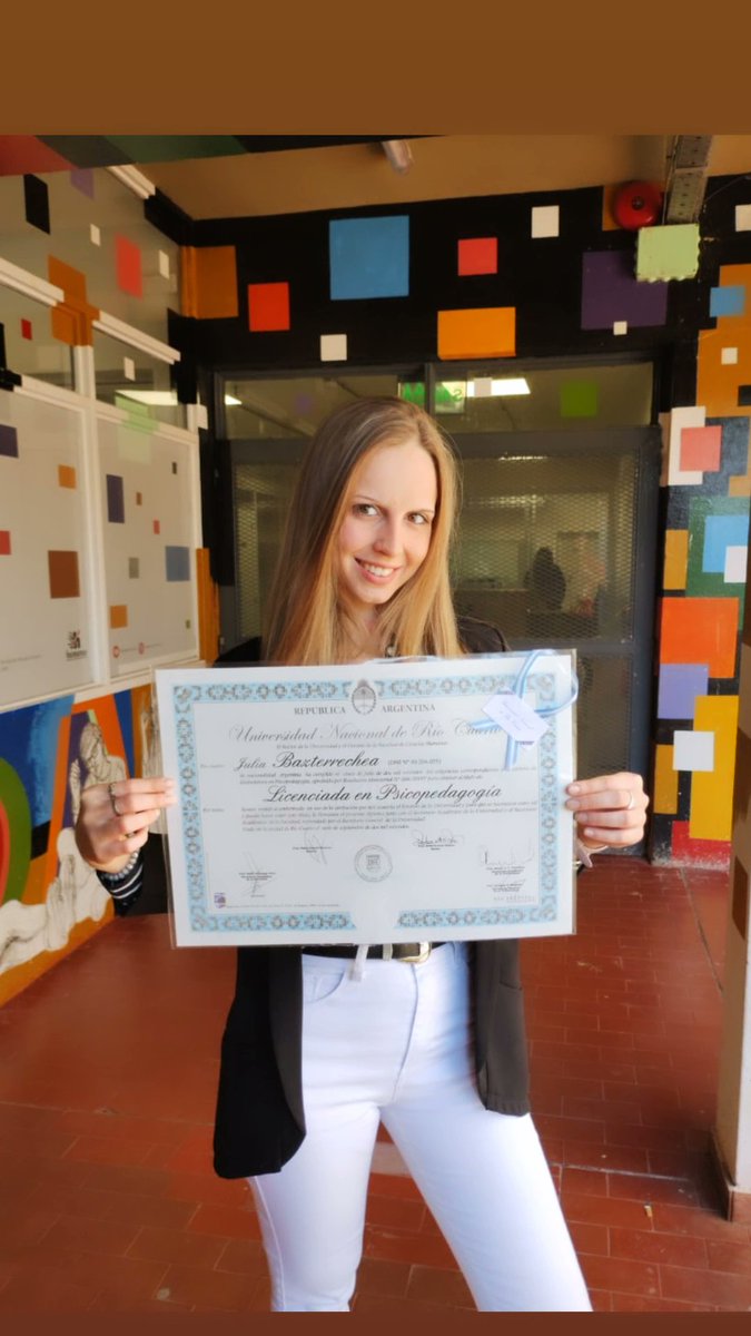 Este es un gran logro, mio y de mis viejos, ellos me dieron la oportunidad de estudiar, esto es por ellos! Se llevan un Gracias Eterno!

Hoy puedo decir que soy oficialmente Licenciada en Psicopedagogia 💫