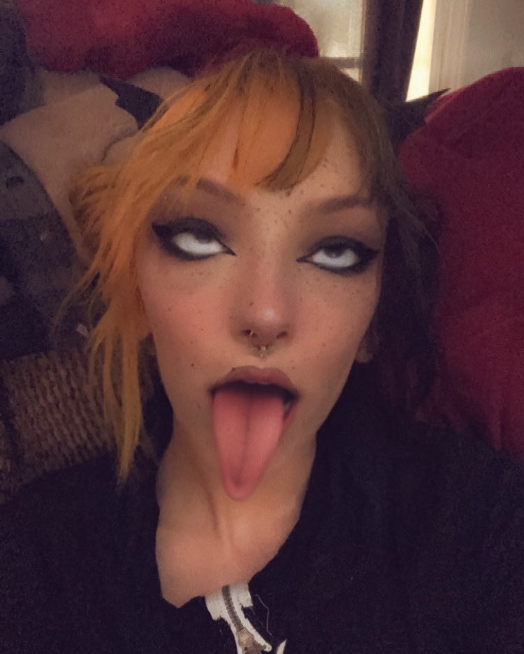 Gothbabybat2's tweet photo. Tons of new stuff going up on my onlyfans tomorrow :3 link in bio 😘 https://t.co/Xnyr7HU5ic