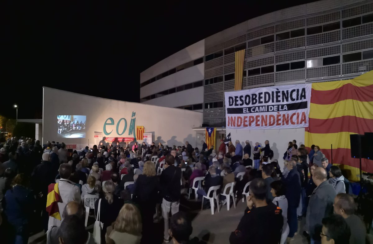 titonlailla's tweet photo. Aquest vespre hem reivindicat l’ #1O a @EOILleida !  Som una baula més en la lluita per la independència de Catalunya! #vemvotar #vemguanyar @ConsellxRep https://t.co/Pyqti78JyW