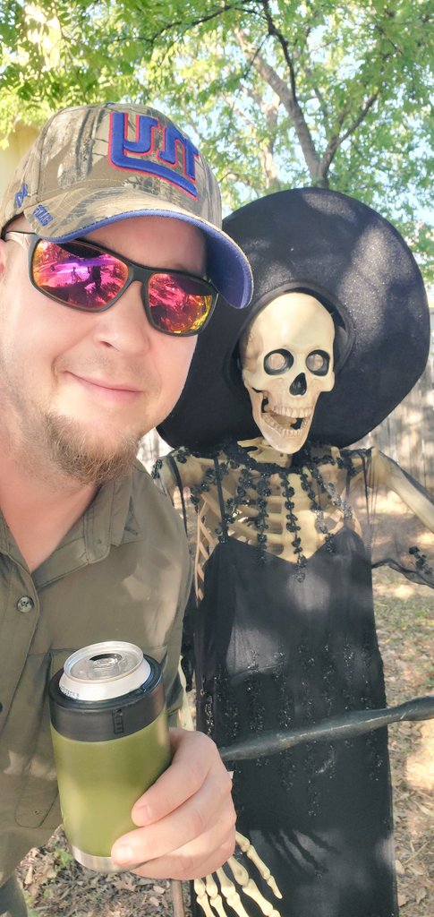 Gerrycatch22's tweet photo. Hot date tonight. Cheers Everyone!!!💀🍻💨😎🤟 https://t.co/LtzFOgfobz