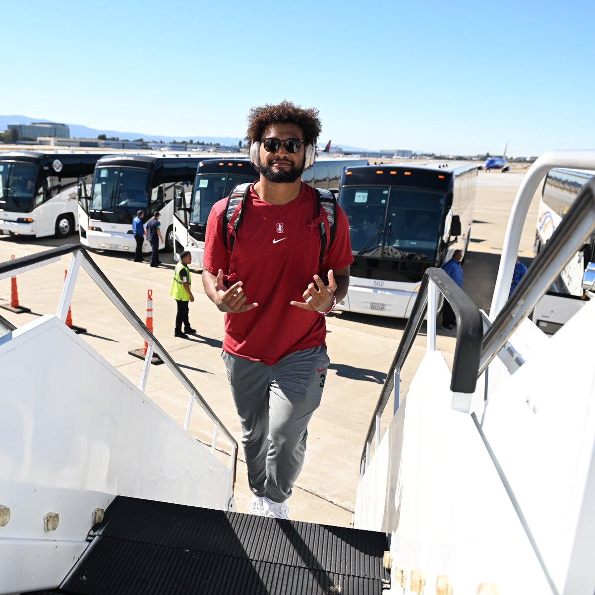 StanfordFball's tweet image. Wheels up to Eugene ✈️😎

#GoStanford | #FlySanJose