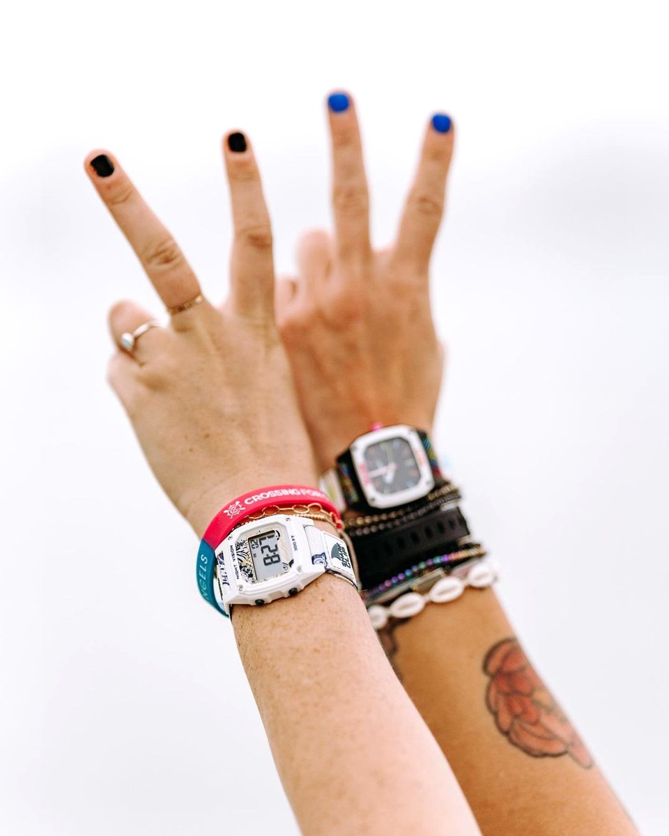 freestyle_watch's tweet image. #endlesssummervibes with @freestylewatches ☀️🌊✌️ 
🦈: Octopus &amp;amp; Analog Kaleidoscope
📸: @c_paineeee 

_
#surfingwatch #beachaddict #myfreestylewatch #analogwatch #retroaesthetic #exclusive #armswag #sharkwatch #limitededition #accessories  freestyleusa.com/products/40th-…