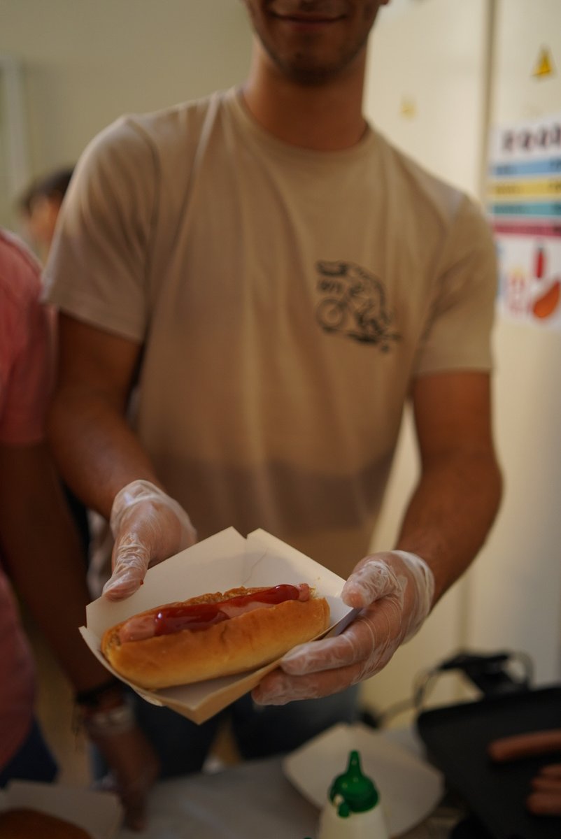 salesianoslpa's tweet photo. A pesar de la lluvia, la primera fiesta de Cine + food celebrada por el @cjconfeti ha sido todo un éxito. Más de un centenar de chicos y chicas han disfrutado de una tarde de pelis, perritos y palomitas. 
#AbrimosCaminos
@SalesianosSMX https://t.co/aTkpEm51Cx
