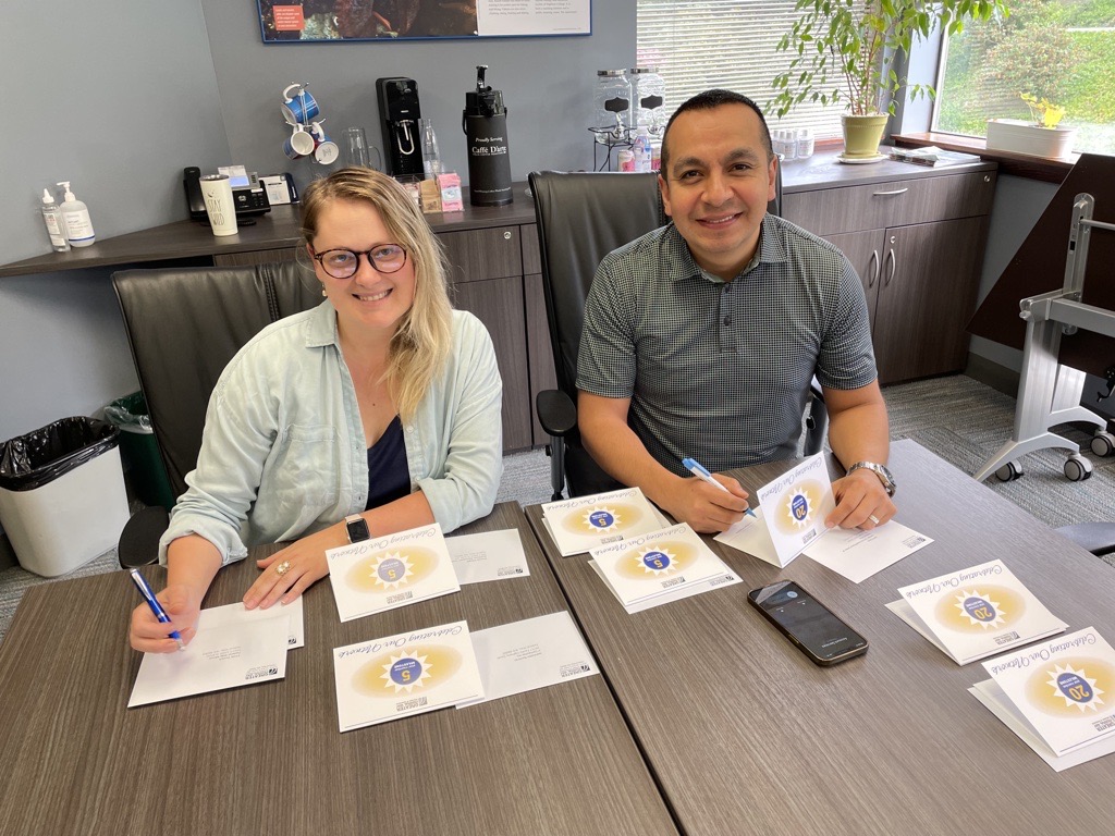 FedWayChamber's tweet photo. #membershipmatters at our Chamber! Board Chair, Greg, from Citylight Home Loans and Rachel, our Membership Manager write letters to Members celebrating their membership milestones!
#membershipmatters #takethefederalway #voiceofbusiness #shopchamber #fedwaychamber https://t.co/whhNdF3Ub0