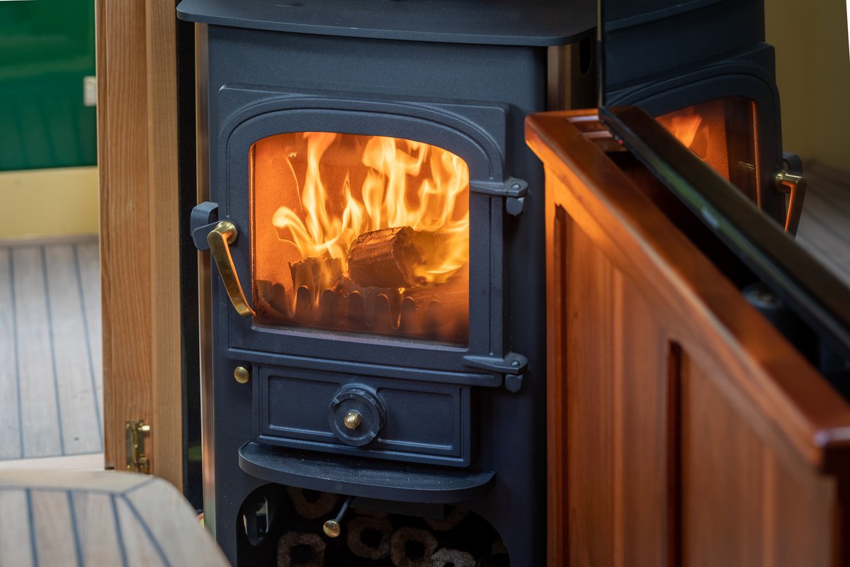 beaconparkboats's tweet photo. Our houseboats are now fully stocked with all the #recycled briquettes you could need to keep warm this winter!
Just one of the ways we're trying to reduce our #carbonfootprint and turn our offcuts into something we can use!
#EcoBoat
#GreenBoats
#CanalRevolution https://t.co/BC0yqcLSpQ