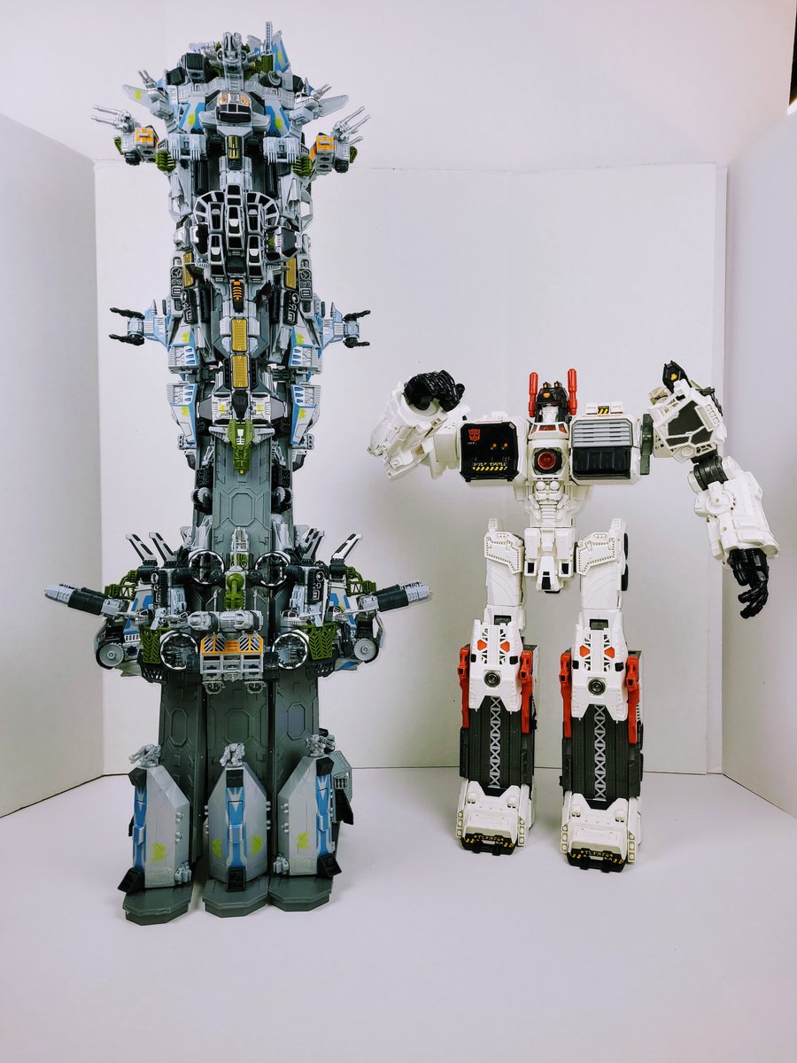SnaapToys's tweet photo. "Metroplex for scale." @Snapships #snapships #snaptember #MOC  #Transformers  #LEGO https://t.co/r0ESOhqr13