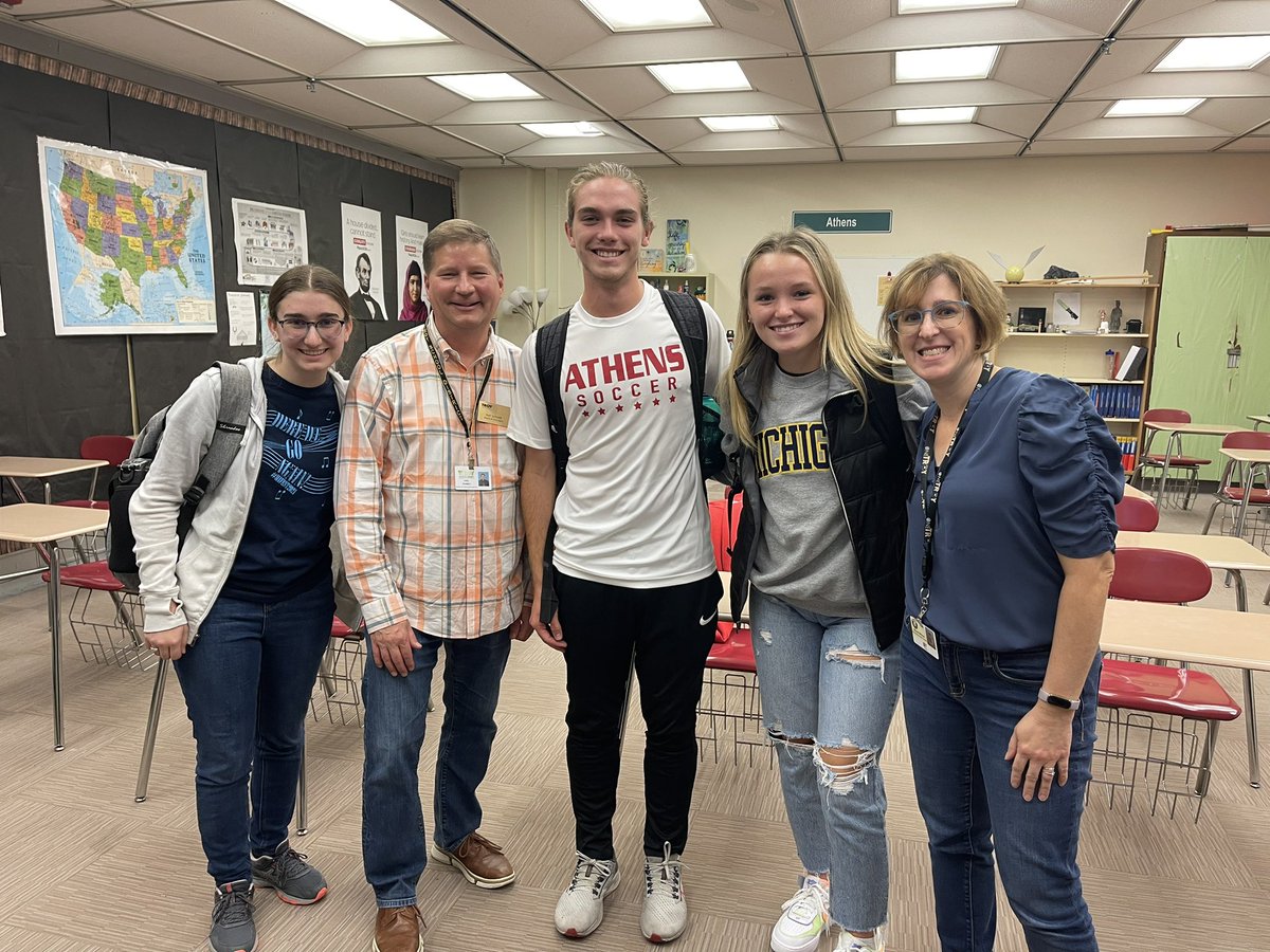 ms_feeley_'s tweet photo. A HUGE thank you to the @troyschools board members Dr. Wilson @onesoulmanyhats and Mr. Schmidt @KarlSchmidtTSD for spending their day at Athens talking to Government students about local government, elections, and the purpose of the school board! https://t.co/VPJz0VxVJ4