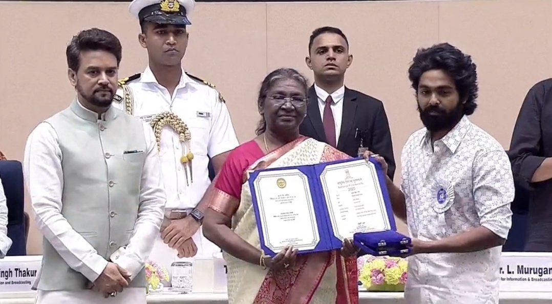 AmrithaFansPage's tweet photo. @Actor_Amritha @gvprakash Congrats @Suriya_offl sir😍 and GV sir❤️ https://t.co/ipE4lirdL5