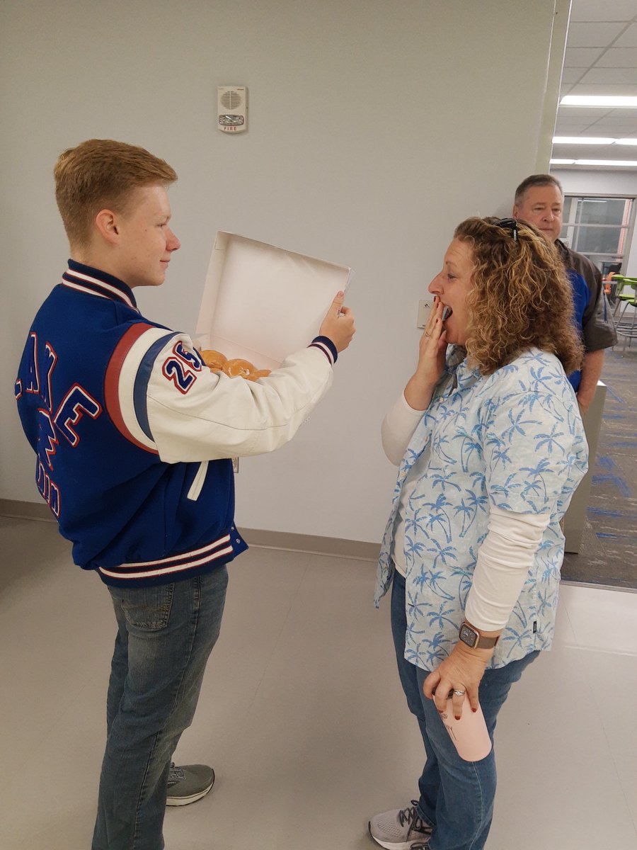 MrMcCoy_1's tweet photo. Orhan Ozguler sharing the kindness! A student bought donuts for a teacher and he was able to capture the kindness! #selfLESSselfies https://t.co/glnvI79sUD