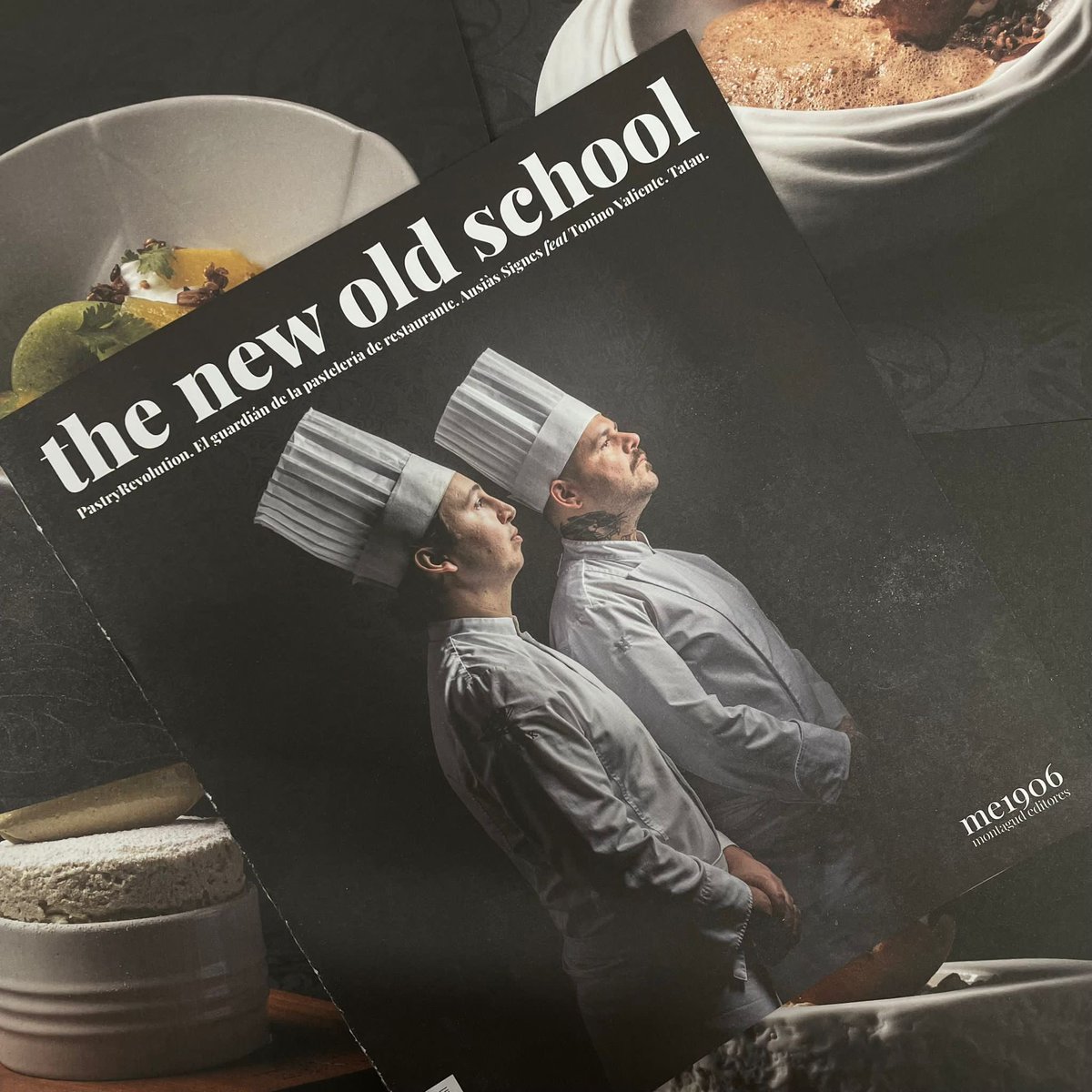 El primer ejemplar de #TheNewOldSchool ya está en casa. ES FLIPANTE. La obra del pastelero revelación Ausias Signes en <a href="/madridfusion/">madrid fusion</a> en esta edición. <a href="/TatauB/">Tatau</a>, un talentazo in da house!!!! 

📓 libreriagastronomica.com/products/692
