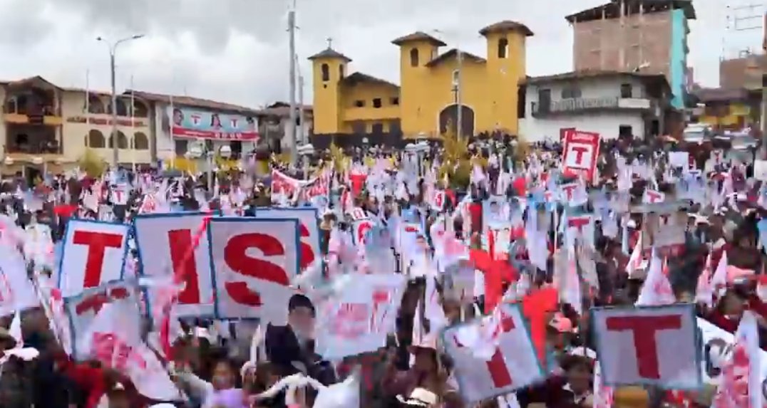 EliasCompromiso's tweet photo. #LaLibertad: Gracias hermanos de la Sierra Liberteña, multitudinario mitín en la provincia de #Julcan , este 02 de octubre, será la victoria del pueblo.
#EliasGobernador 
#ElCambioImparable 

(vídeo) https://t.co/NCms6Ggp4y https://t.co/VXA98ziifL