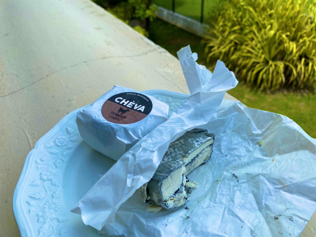 NadalDiplo's tweet photo. Un buen amigo venezolano me trajo esta mañana esta baguette y queso de cabrá hechos en Venezuela. Me encanta poder disfrutar en Caracas de la gastronomía de mi país 🇫🇷 y lo mejor de todo, con un toque venezolano! 🇻🇪 

feliz viernes y buen fin de semana 🇻🇪🇫🇷 https://t.co/AgsP0pn0N5