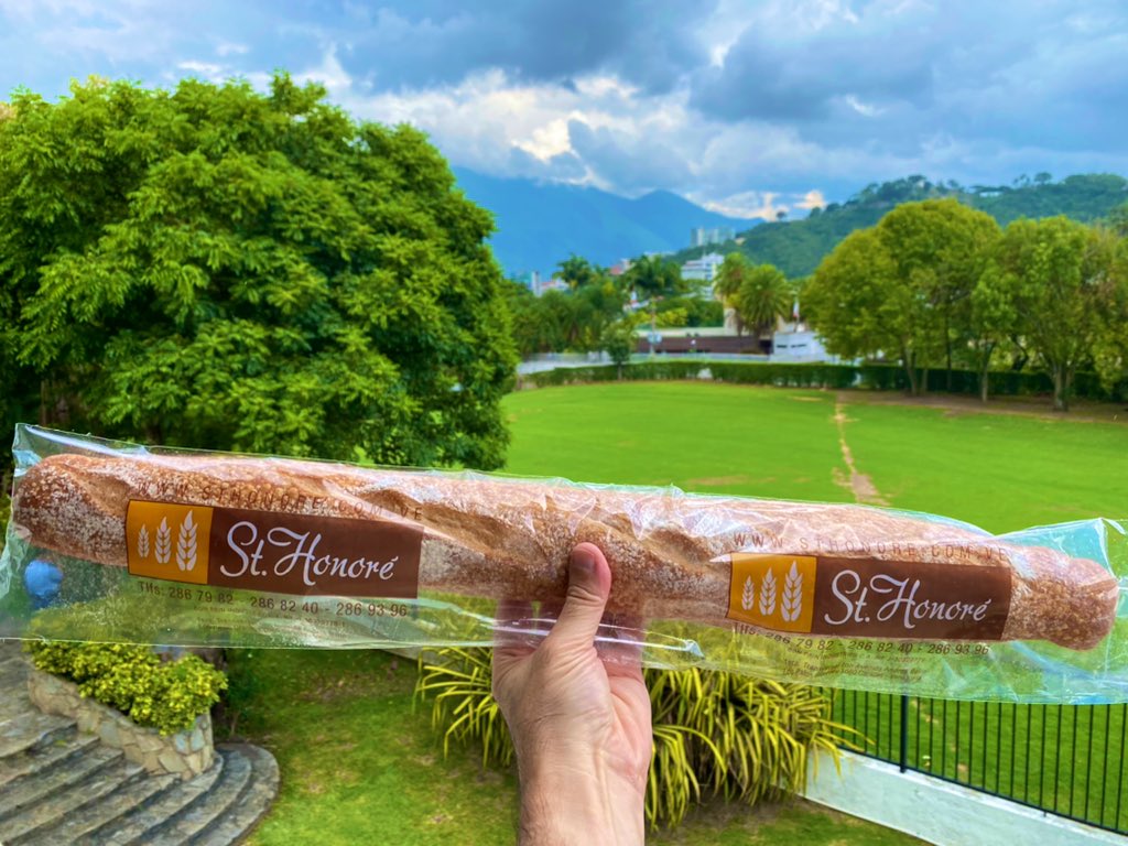 NadalDiplo's tweet photo. Un buen amigo venezolano me trajo esta mañana esta baguette y queso de cabrá hechos en Venezuela. Me encanta poder disfrutar en Caracas de la gastronomía de mi país 🇫🇷 y lo mejor de todo, con un toque venezolano! 🇻🇪 

feliz viernes y buen fin de semana 🇻🇪🇫🇷 https://t.co/AgsP0pn0N5