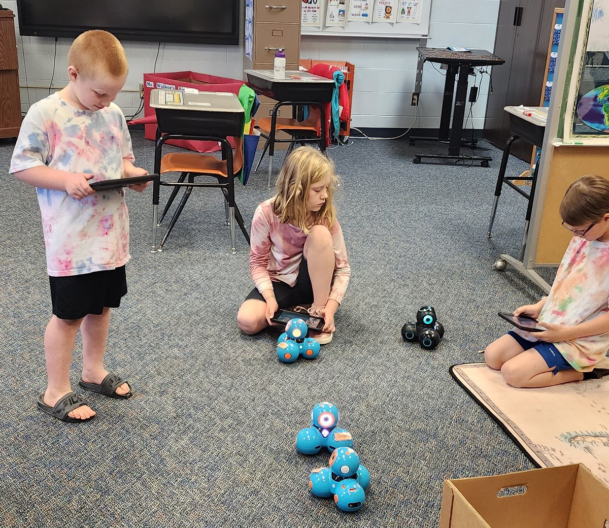 GocoIfs's tweet photo. LaGrange students used their computer science skills to program drones and robots! Special thanks to parent volunteer Mrs. Evans! So very cool! #GoGOCO #edtech #CSforAll https://t.co/R9UMRq0z0C