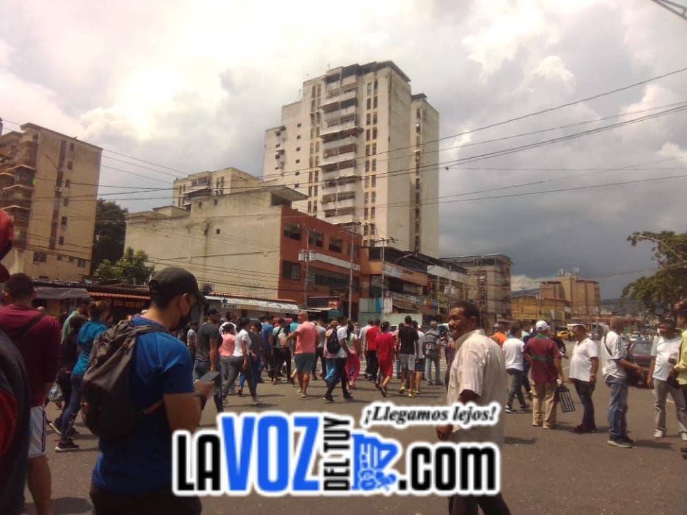 Vía <a href="/LaVozDelTuy_/">La Voz del Tuy</a>: #30Sep Comerciantes se dirigen en estos momentos a la alcaldía de Charallave, en descontento al alto y exabrupto incremento de los impuestos municipales.