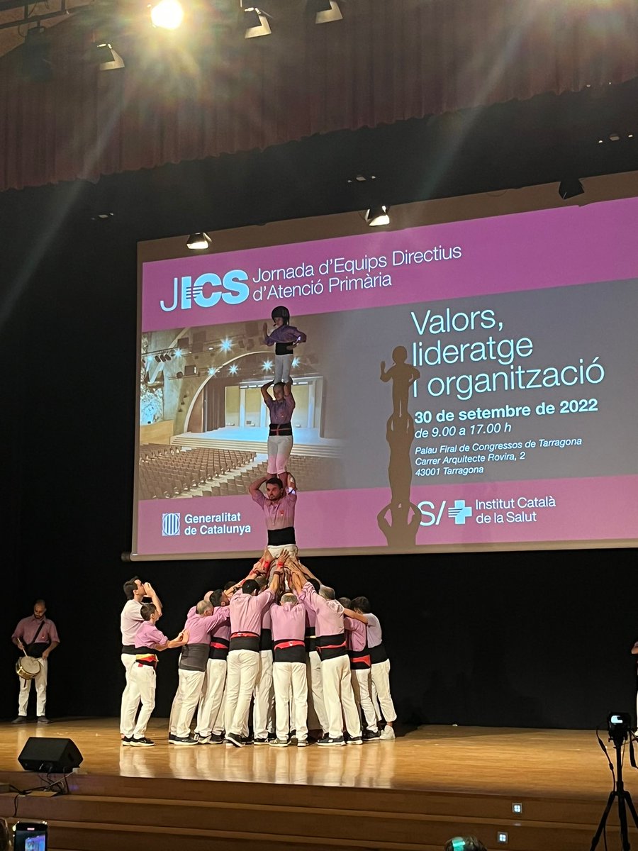 Punt final a la Jornada d’Equips Directius d’Atenció Primària de l’#icscat a càrrec dels castellers de la Colla de <a href="/JoveDeTarragona/">Colla Jove de Tarragona</a>, una metàfora visual de la importància de fer pinya per tal de construir grans projectes. #JICS2022