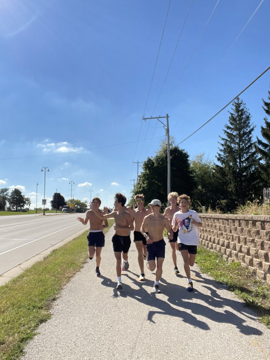 MukwonagoCC's tweet photo. Annual homecoming CC relay to the opposing team in the bag and we are all back in one piece…well, mostly 🤣  #muk2ocon https://t.co/2WH0j8xaAD