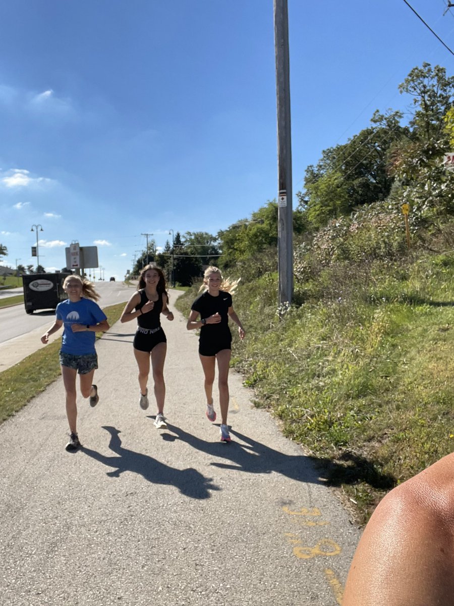 MukwonagoCC's tweet photo. Annual homecoming CC relay to the opposing team in the bag and we are all back in one piece…well, mostly 🤣  #muk2ocon https://t.co/2WH0j8xaAD