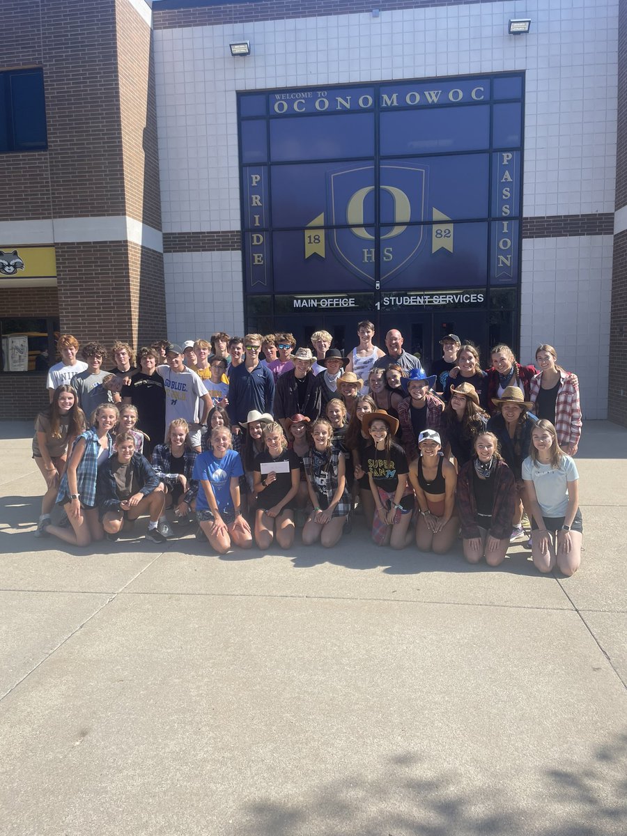 MukwonagoCC's tweet photo. Annual homecoming CC relay to the opposing team in the bag and we are all back in one piece…well, mostly 🤣  #muk2ocon https://t.co/2WH0j8xaAD