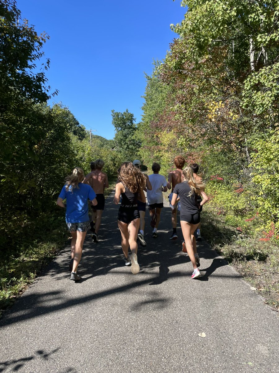 MukwonagoCC's tweet photo. Annual homecoming CC relay to the opposing team in the bag and we are all back in one piece…well, mostly 🤣  #muk2ocon https://t.co/2WH0j8xaAD