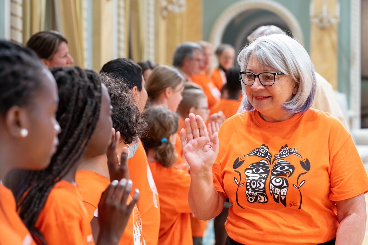 CanadaGG's tweet photo. Les jeunes sont l’avenir de la réconciliation. 

La #GGSimon a eu la chance de partager les cultures autochtones avec des écoliers de la région de @RideauHall, dans le cadre de la Journée nationale de la #VéritéEtRéconciliation.

#GGAjuinnata https://t.co/hWIuyjcem0