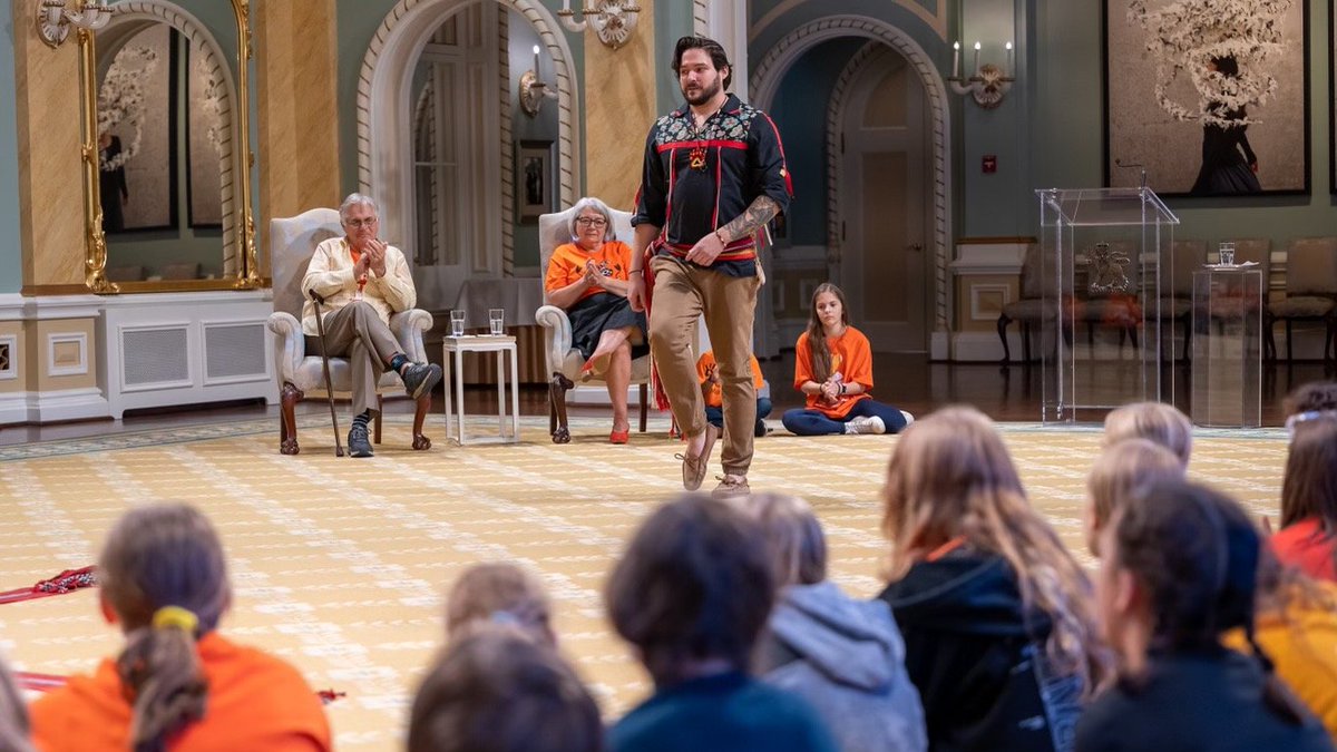 CanadaGG's tweet photo. Les jeunes sont l’avenir de la réconciliation. 

La #GGSimon a eu la chance de partager les cultures autochtones avec des écoliers de la région de @RideauHall, dans le cadre de la Journée nationale de la #VéritéEtRéconciliation.

#GGAjuinnata https://t.co/hWIuyjcem0