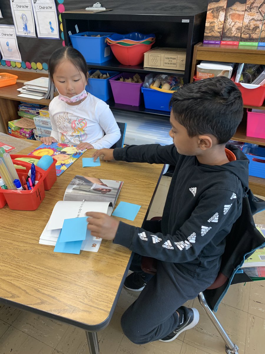 JeanellenSetera's tweet photo. We are Grammar Detectives! 🔎 Looking for capital letters at the beginning of sentences and in names!🔎😀 https://t.co/9bClv0vU7w