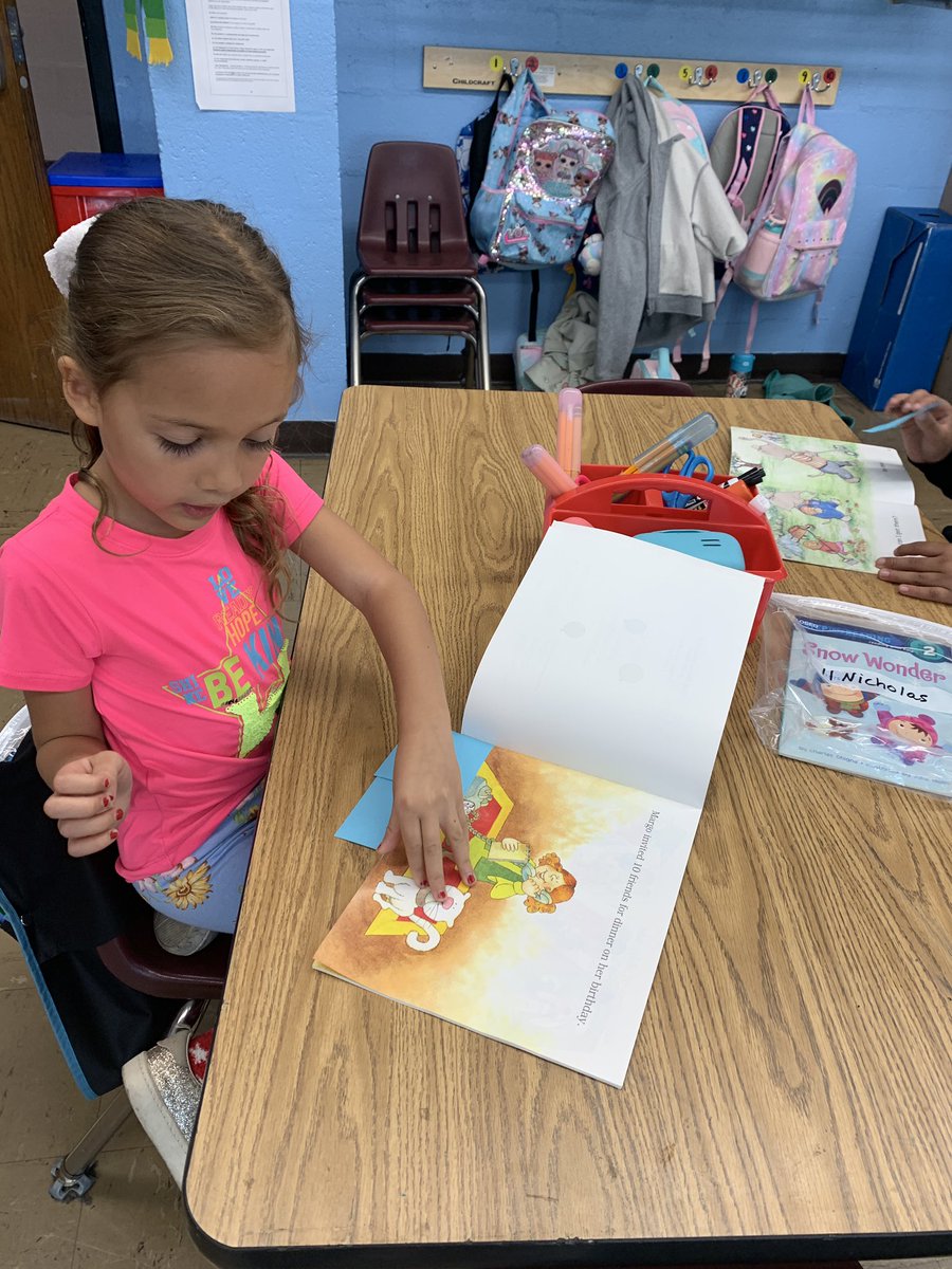 JeanellenSetera's tweet photo. We are Grammar Detectives! 🔎 Looking for capital letters at the beginning of sentences and in names!🔎😀 https://t.co/9bClv0vU7w