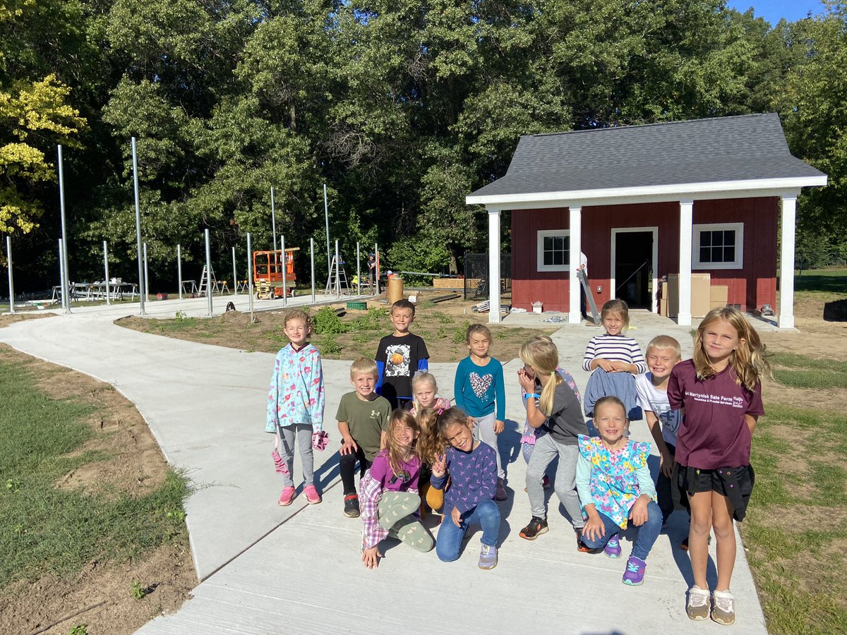 Sheiladokter's tweet photo. Our Rose Park Ranch is coming together! #ExcitedKids #HCmaroons #DokterFirstGrade https://t.co/kK7w1pYJVK