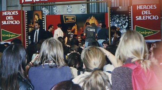 HdS__Oficial's tweet photo. 30 septiembre 1996. 

26 años de 'ParaSiempre'

Parasiempre es el disco que publicó Héroes del Silencio tras terminar la gira de  #Avalancha Este es un doble  CD en directo que recoge sus temas en dos conciertos:
el 7 de junio en Madrid y el 8 de junio de 1996 en Zaragoza). https://t.co/AbHo1sZFdu