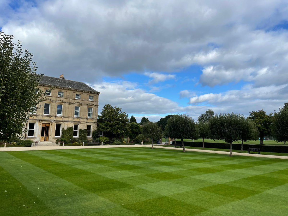 ksbgrounds's tweet photo. It was nice to help out the guys @HazlegroveGrou1 in preparation for tomorrows open day. #FoundationGrounds #OneTeam #OpenDay @KingsBruton @HazlegrovePrep @KSBBursar https://t.co/TqSzKILX0l