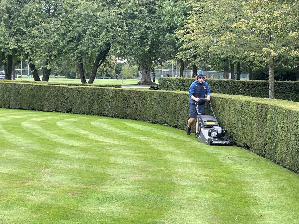 ksbgrounds's tweet photo. It was nice to help out the guys @HazlegroveGrou1 in preparation for tomorrows open day. #FoundationGrounds #OneTeam #OpenDay @KingsBruton @HazlegrovePrep @KSBBursar https://t.co/TqSzKILX0l