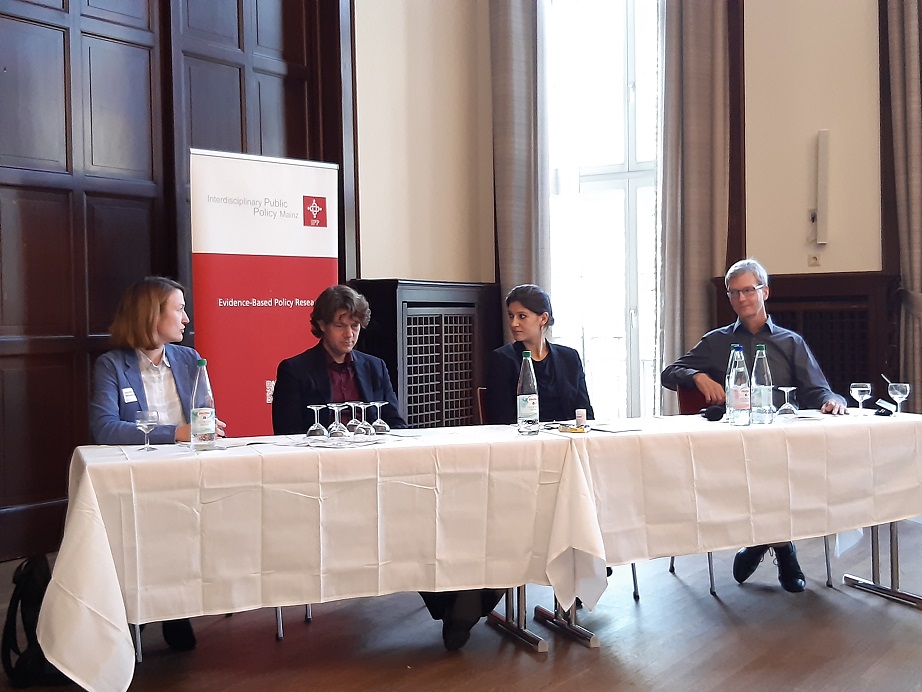 mzedf's tweet photo. Vielen Dank an @landwehr_c &amp; Team für die perfekte Organisation der Tagung "Rationalität und Demokratie" an der JGU. Sehr kluge Vorträge &amp; Diskussionen auf hohem Niveau! @ipp_jgu @PoWiMZ https://t.co/m0pWy4G2aU