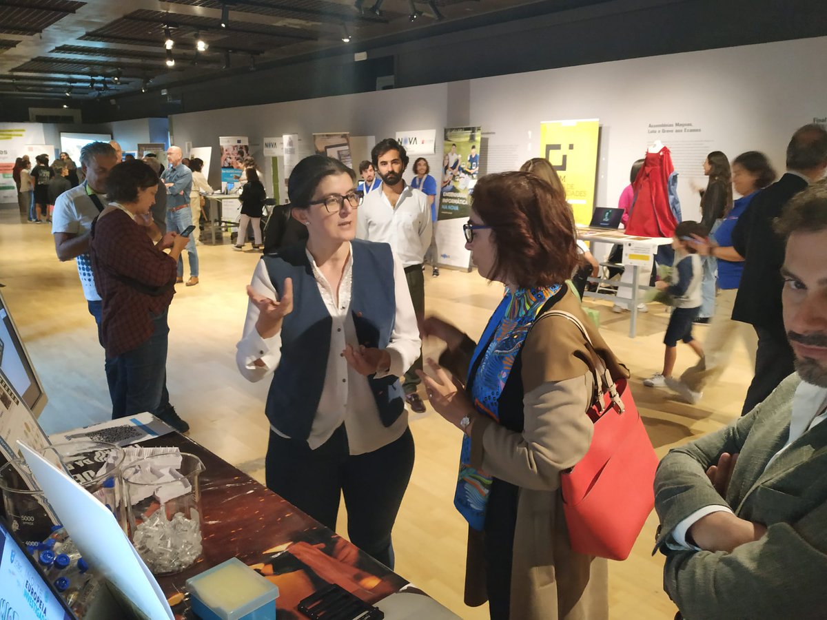 The Portuguese science minister came to our stand to know a little more about sugars.
#2022EuropeanResearchersNight
 #nei2022
#UCIBIO