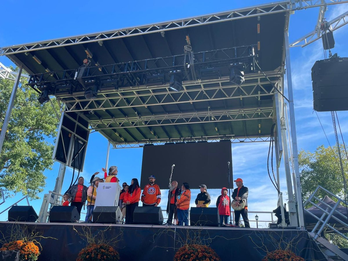 OrangeShirtSoc's tweet photo. Phyllis was grateful to tell her Orange Shirt Story at the Niagara Parks Power Station Plaza. She was also joined by her family and Survivor, Chief Fred Robbins. 

We are so proud of how far Orange Shirt Day has come in these past few years. https://t.co/uOktAcJCeU
