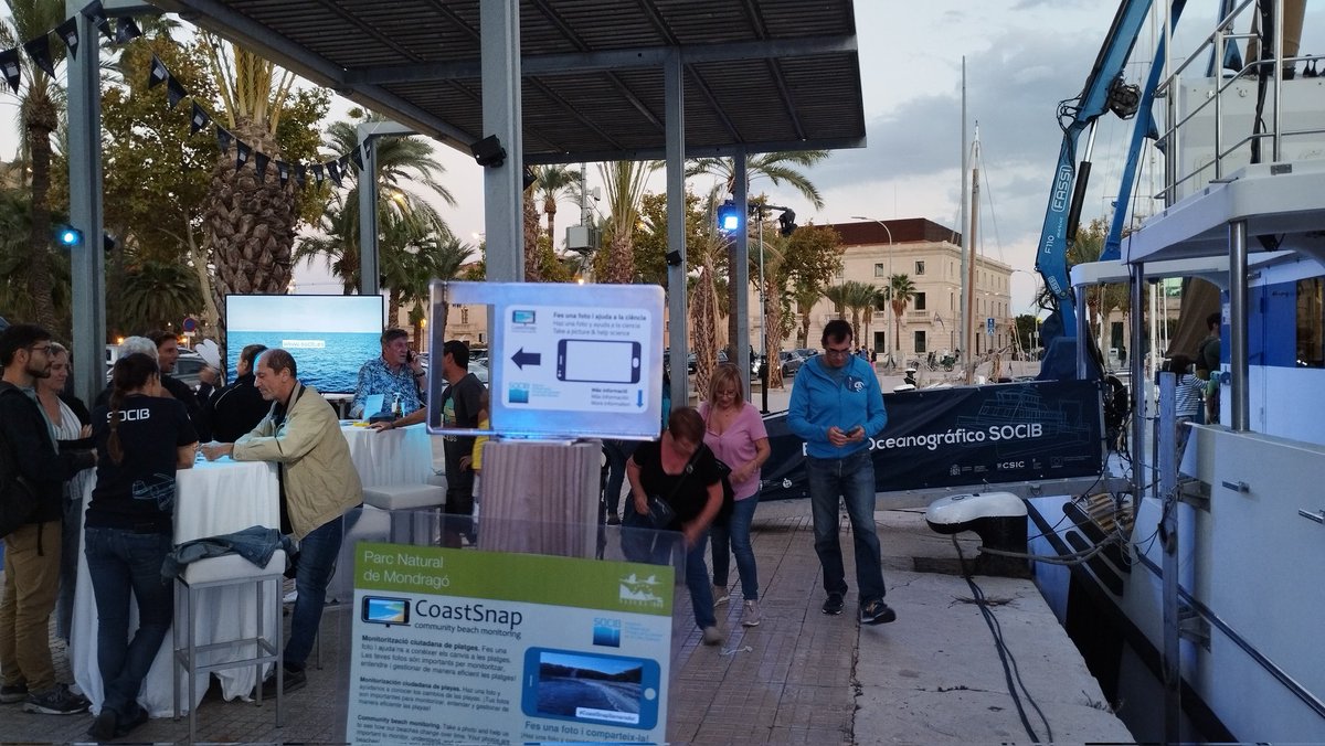 CoastSnapBal's tweet photo. Avui, a la #NitDeLaRecerca amb @socib_icts us expliquem #CoastSnap i @CentinelasCosta a les #Balears #ResearchersNight #beerswithscientists 🌊🏖️📱 https://t.co/VrN0t8OfOF