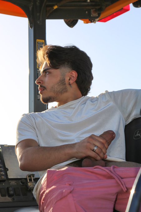 I need a lint roller for you bitches cuz you be stickin&rsquo; to me   📸@CoolTomPix   https://t.co/RZa5lC4ikZ