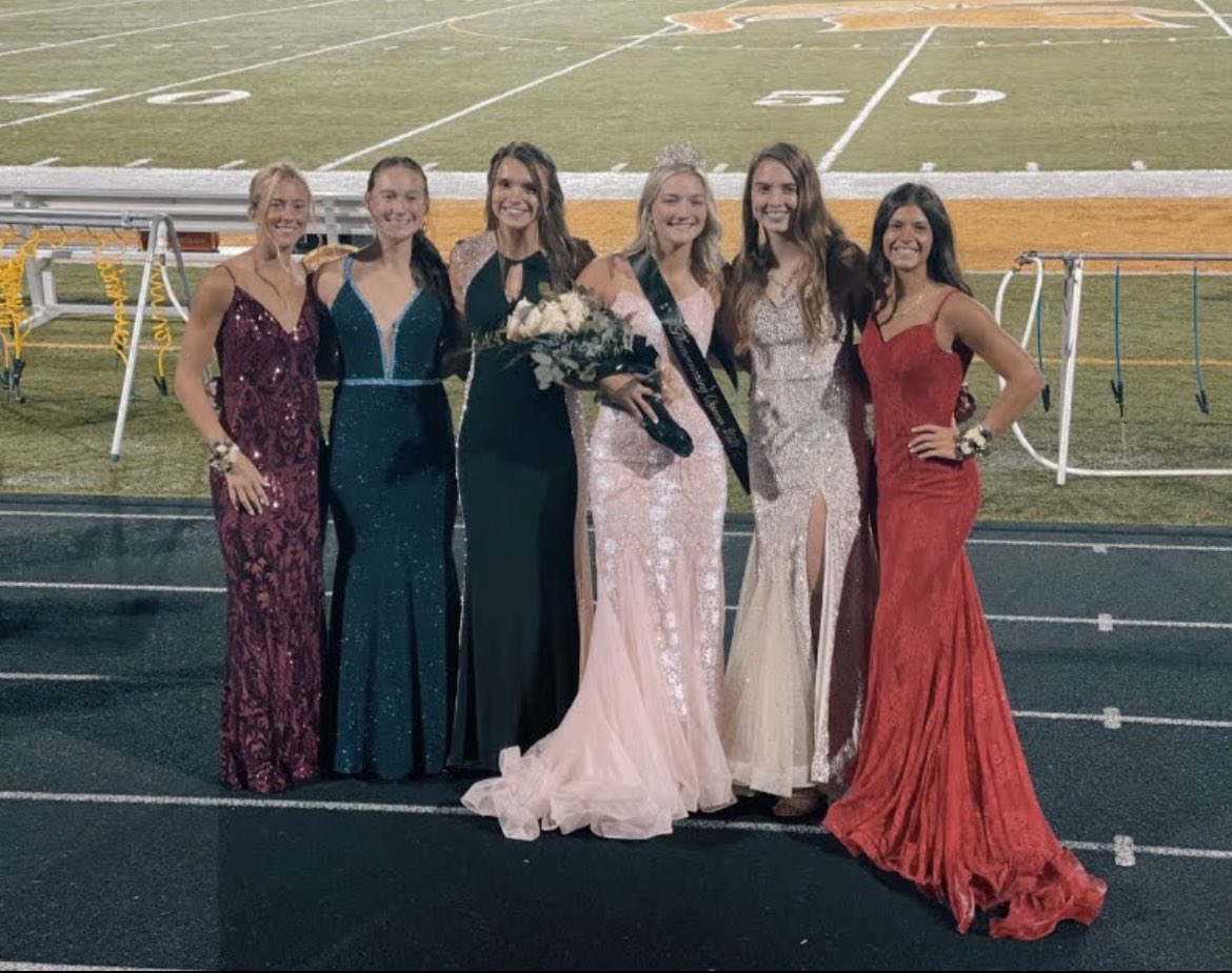 e_holubar14's tweet photo. So sad I cannot make it back from basketball practice tonight to crown the next Homecoming Queen - but best of luck to all the wonderful candidates!! 😊 It is truly one of the best nights of your life surrounded by the Solon community, so soak it all up! 👑👑 https://t.co/IE3PThKf04